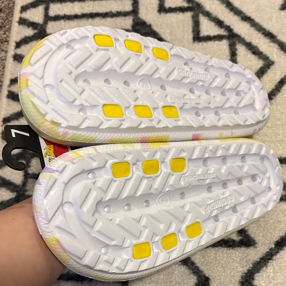 NWT Pokemon Pikachu Women’s  Slide Sandals - Yellow and Pink size 7 - Picture 3 of 4